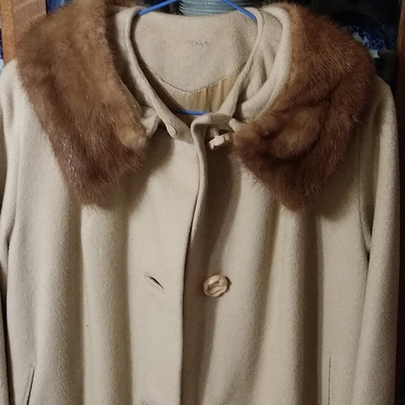 Vintage womans camel hair coat with fur collar - Picture 2 of 6